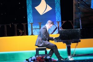 Пианист Николас Маккарти во время выступления